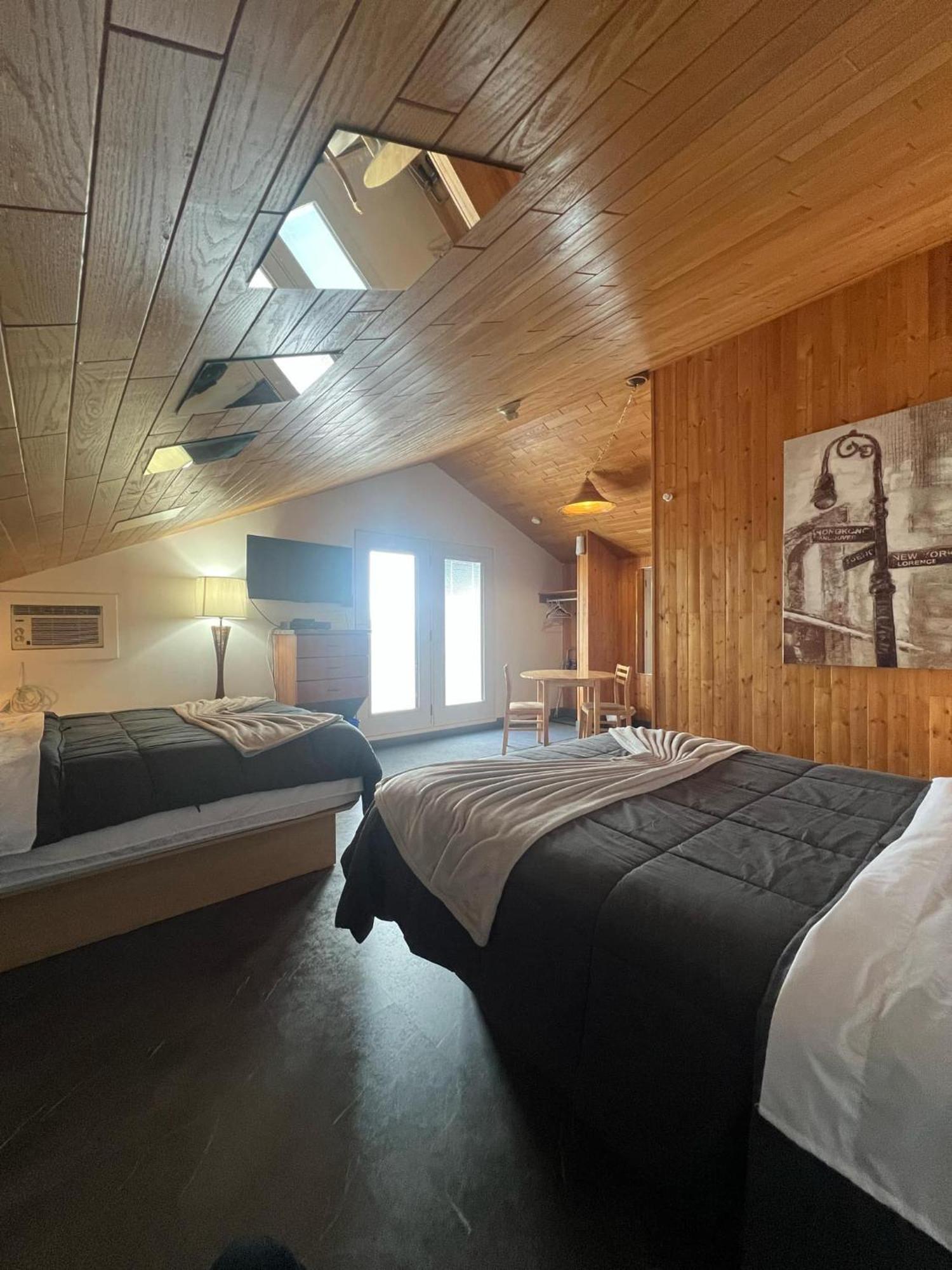 Hotel Auberge St-Felicien Сен-Фелісьєн Екстер'єр фото